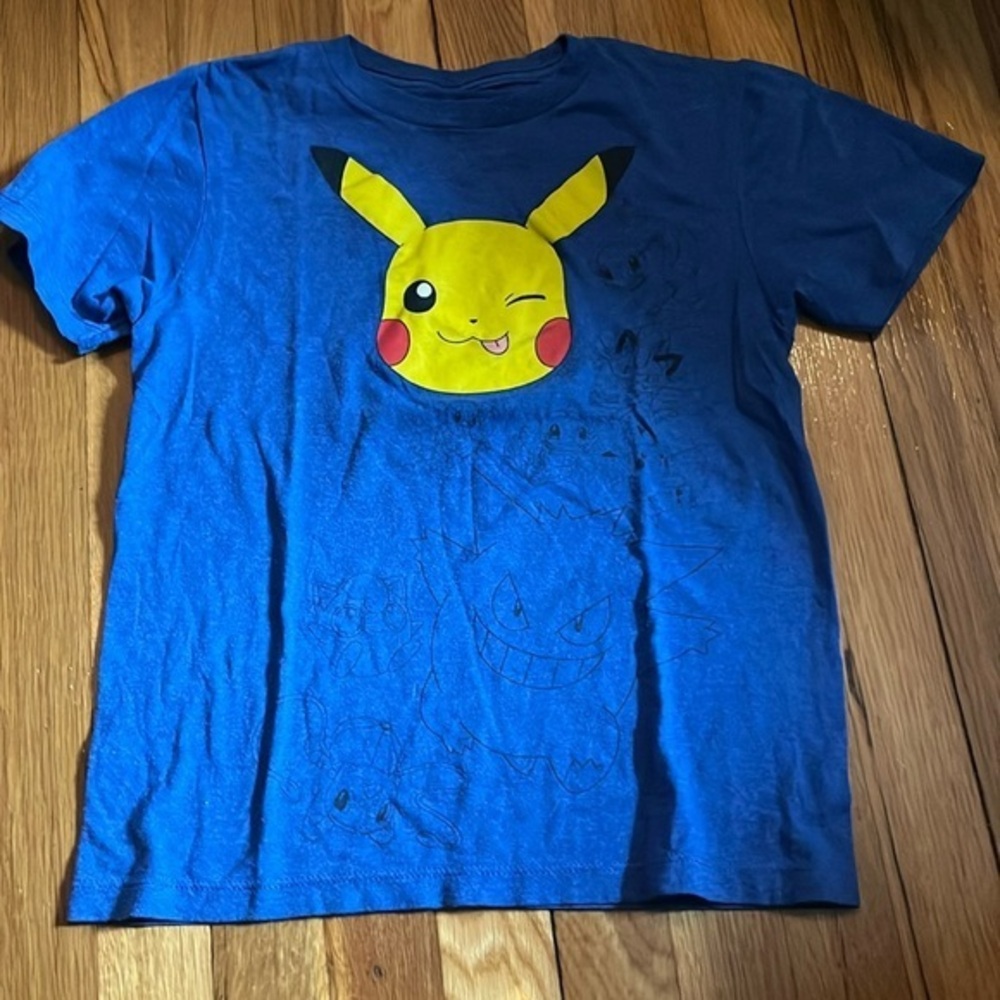 Boys Pokemon pikachu T shirt size M gently used.